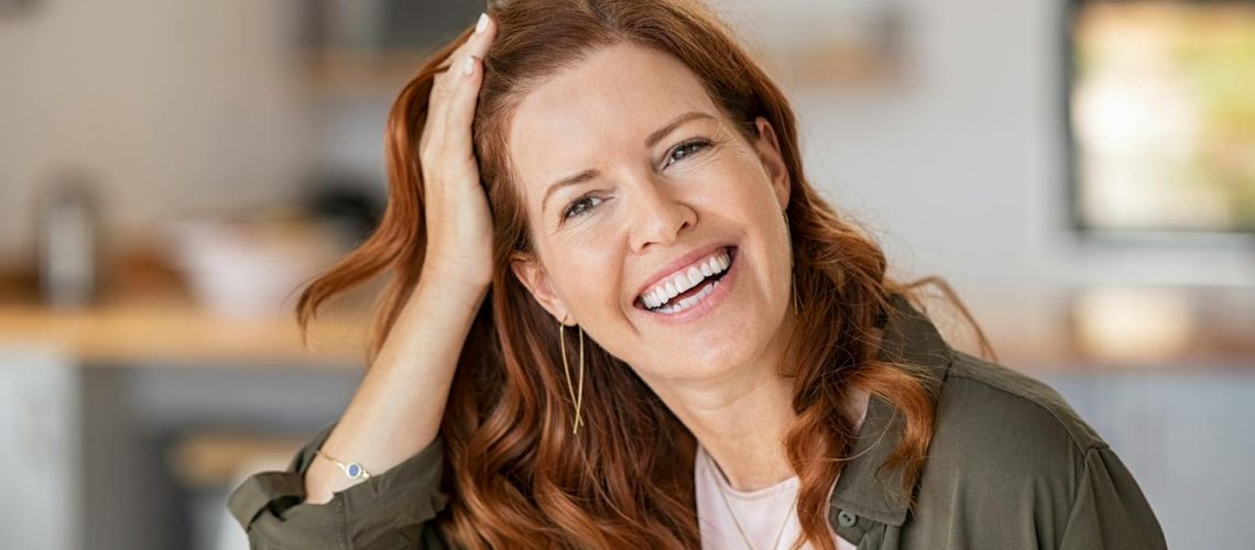 Pourquoi je perds mes cheveux à la ménopause ? Que faire ?